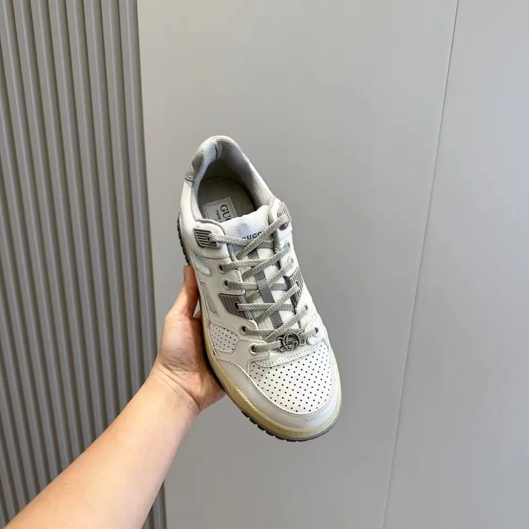 👟👟Ex-factory price👟👟Ex-factory price 580👟👟G Gucc~Gucci's new couple's distressed effect sneakers. This low-top sneaker adopts a basketball-style silhouette design, cleverly incorporating hollow panels and distressed effects, showing its unique ingenuity. Craftsmanship incorporates brand logo details such as the interlocking Double G styling accessories and Gucci logo, a low-key tribute to the brand's design heritage. A rubber non-slip outsole, inlays and embossed sole give the entire design a contemporary feel. Imported cowhide, rubber outsole Size: 35-44 (customized at 38.45)